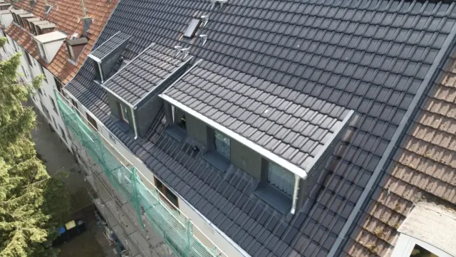 Neu eingedecktes Steildach mit anthrazitfarbenen Ziegeln nach der Dachsanierung – MehrWert-BAUEN GmbH