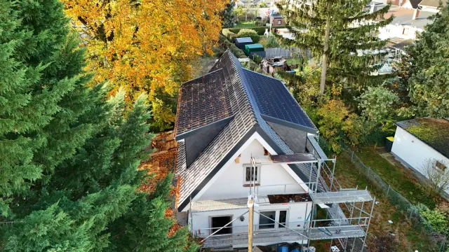 Neu eingedecktes Dach mit Photovoltaikanlage zur energetischen Sanierung in Bremen und umzu – MehrWert-BAUEN GmbH