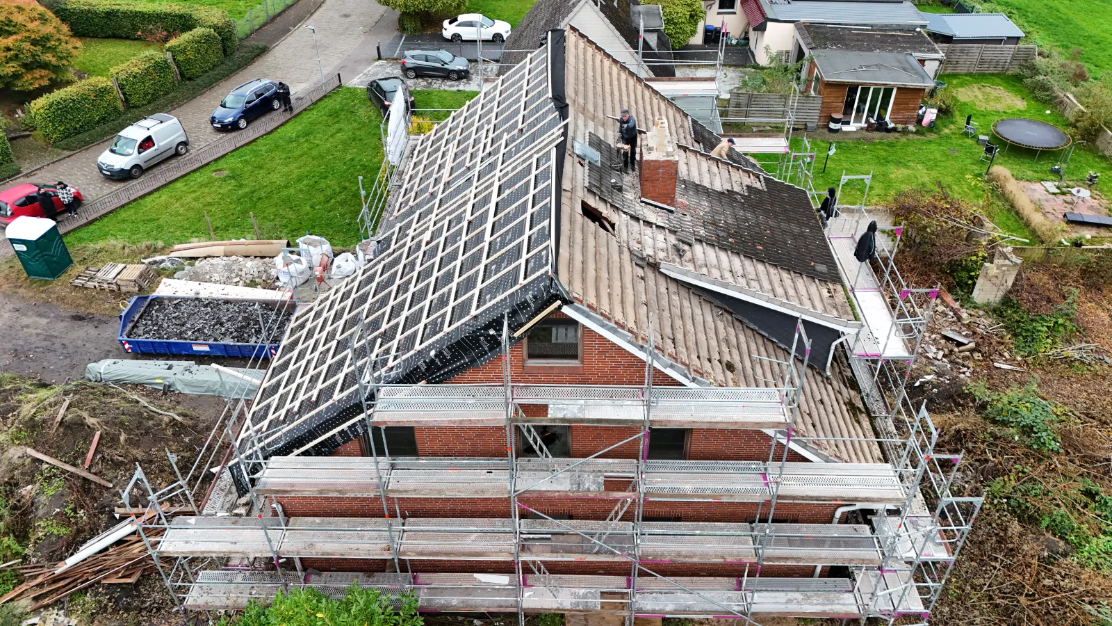 Dachsanierung im Verlauf – links die neue Unterkonstruktion, rechts der alte Bestand – MehrWert-BAUEN GmbH