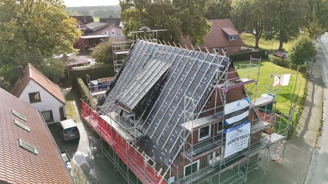 Wohnhaus während der Sanierung mit neuer Dachunterkonstruktion und Baugerüst in der Region Bremen – MehrWert-BAUEN GmbH