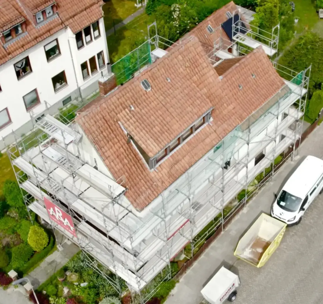 Altes, sanierungsbedürftiges Dach vor der Dachsanierung – MehrWert-BAUEN GmbH